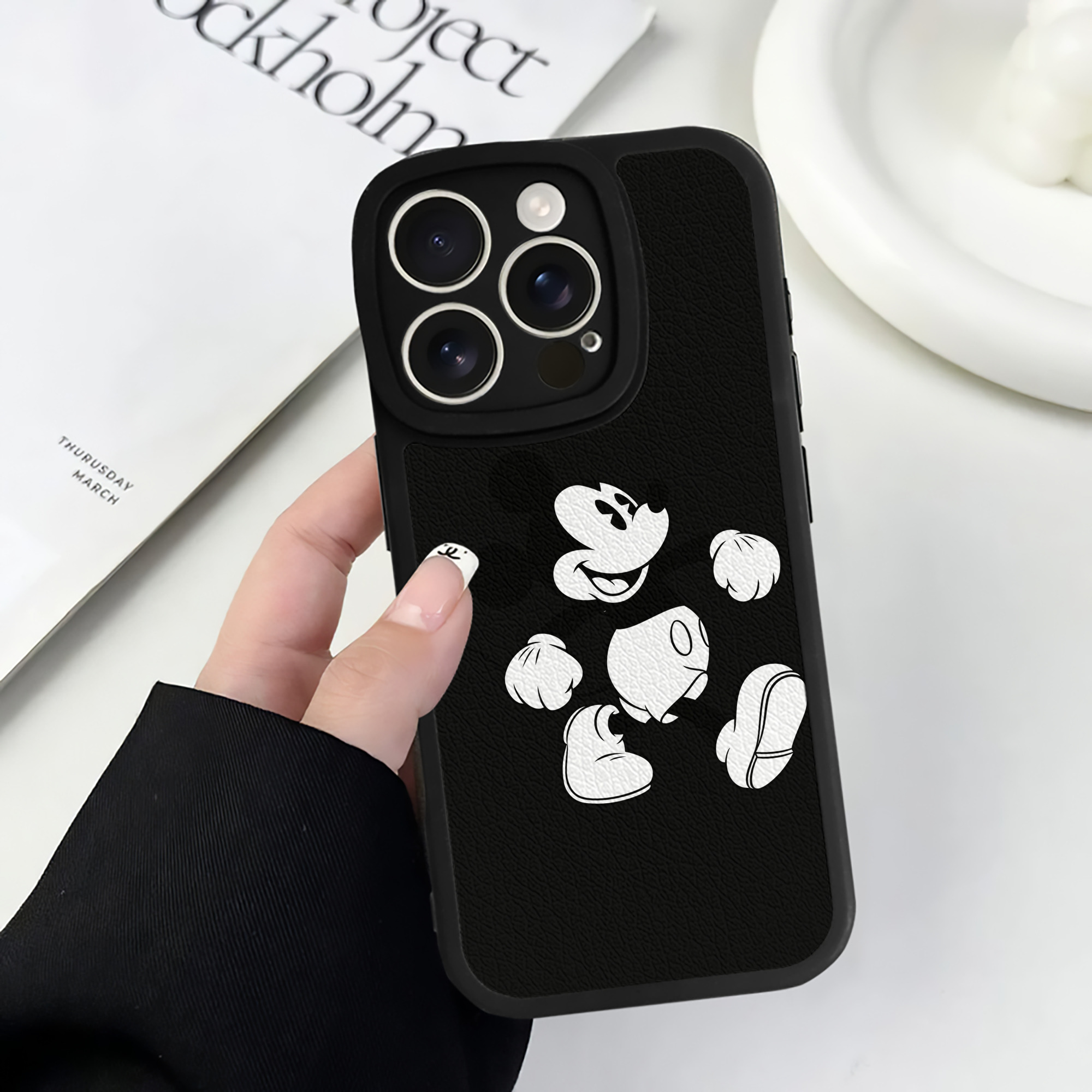 （画像用） ミッキーマウス Mickey Mouse 【iPhone 16シリーズ対応】シリコンスマホケース（レザー調） 材質：シリコン